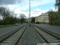 Koleje tramvajové tratě se následně napřímí.