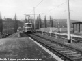 Do zastávky Pobřežní cesta po novostavbě přeložky tramvajové tratě vjíždí souprava vozů T3 s neznámými ev.č. vypravená na linku 21. | říjen 1986