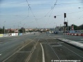 Rozvětvení křižovatky Prašný most od Sirotčince, levé oblouky odbočují na Vítězné náměstí, přímý směr míří na Hradčanskou.