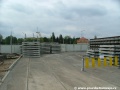Po dokončení povrchů vozovek sloužila dokončená část dočasné křižovatky Prašný most jako deponie materiálu pro pokračující výstavbu tratě. | 17.5.2010