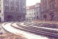 Kolejový přejezd na Malostranském náměstí během své výstavby v roce 1995