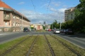 Přímý úsek tramvajové tratě v zatravněném svršku ve středu Průběžné ulice.