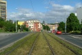 Zatravněný úsek tramvajové tratě mezi zastávkami Nádraží Strašnice a Na Hroudě.