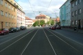 Přímý úsek tramvajové tratě v Průběžné ulici mezi zastávkou Na Hroudě a křižovatkou Průběžná.