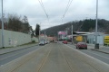 V přímém úseku tramvajová trať klesá na zvýšeném tělese ve středu Radlické ulice od smyčky Radlická k zastávkám Škola Radlice.