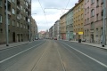 Tramvajová trať v Radlické ulici pokračuje táhlým levým obloukem.