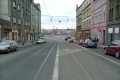 Přímý, klesající úsek tramvajové trati v Radlické ulici před zastávkou Křížová.