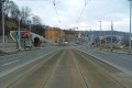 Krátký přímý úsek tramvajové trati na zvýšeném tělesu ve středu Radlické ulice, jímž se koleje dostávají klesáním ke světelné křižovatce u vyústění tunelu Mrázovka.
