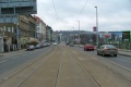 Tramvajová trať se přibližuje k protiobloukům, jimiž se dostane do středu původní, nerozšířené podoby Radlické ulice.
