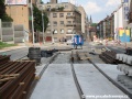 Na konci dokončeného úseku tramvajové tratě u budoucích zastávek Laurová dochází k předmontáži kolejových polí pro další úsek tratě, aby byla urychlena jejich následující pokládka. | 5.7.2008