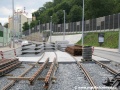 Na konci dokončeného úseku tramvajové tratě u budoucích zastávek Laurová dochází k předmontáži kolejových polí pro další úsek tratě, aby byla urychlena jejich následující pokládka. | 5.7.2008