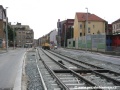 Až k prostoru někdejších zastávek Laurová již byla položena předmontovaná kolejová pole na železobetonových pražcích. | 2.8.2008