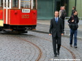 Zástupce jednotky Dopravní cesta Tramvaje ing.Penc kontroluje kvalitu zádlažby kolejiště ve smyčce Radlická. | 3.10.2008