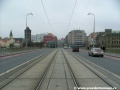 Přímý úsek tramvajové tratě tvořený velkoplošnými panely BKV na Štefánikově mostě je od vozovky v obou směrech oddělený podélnými prahy.