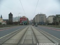 Přímý úsek tramvajové tratě tvořený velkoplošnými panely BKV na Štefánikově mostě je od vozovky v obou směrech oddělený podélnými prahy.