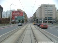 Tramvajová trať zvolna opouští Štefánikův most a dostává se na násep na pravém břehu Vltavy.