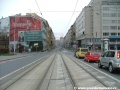 Tramvajová trať na terénním náspu opustila Štefánikův most a spěje ke světelně řízené křižovatce s ulicí Řásnovka.