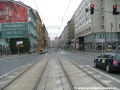 Tramvajová trať překračuje světelně řízenou křižovatku s ulicí Řásnovka.