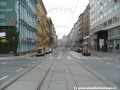 Tramvajová trať překračuje světelně řízenou křižovatku s ulicí Řásnovka.