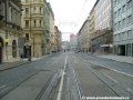 Tramvajová trať opustila prostor zastávky Dlouhá třída do centra, v levé části snímku je patrné napojení Klimentské ulice.