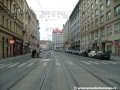 Za křižovatkou s Dlouhou a Soukenickou ulicí se tramvajová trať napřimuje.