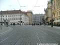 Tramvajová trať se na náměstí Republiky stáčí velkým levým obloukem.