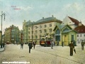 Josefské náměstí v dobách dávno minulých s tramvajovou čekárnou. | okolo 1920