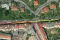 Na letecké mapě oblasti můžeme sledovat žlutě vyznačený průběh bezpečnostní koleje a červeně pak tramvajovou trať.