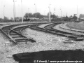 Ve vznikající smyčce Sídliště Řepy již leží na svém místě části kolejové konstrukce a podklad z živice určený pro uložení velkoplošných panelů BKV | 21.9.1988