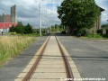 Před nádražní budovou železniční stanice Praha-Zličín kolej pokračuje přímým úsekem.