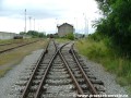 Kusá železniční kolej nádraží ČD Praha-Zličín mířící k rampě předávací koleje.