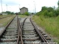 Kusá železniční kolej nádraží ČD Praha-Zličín mířící k rampě předávací koleje.