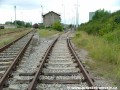 Kusá železniční kolej nádraží ČD Praha-Zličín mířící k rampě předávací koleje.