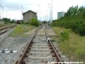 Kusá železniční kolej nádraží ČD Praha-Zličín mířící k rampě předávací koleje.