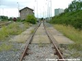 Kusá železniční kolej nádraží ČD Praha-Zličín mířící k rampě předávací koleje.