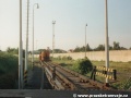 Dvojice plošinových vozů pro přepravu vozu RT6N1 s lokomotivou 740.921-2 na zličínském železničním nádraží. | 10.6.1999
