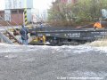 Pracovníci přepravce, firmy Viamont, dohlíží nad posunem plošinových vozů s vozem Škoda 14T ev.č.9122 k rampě předávací koleje Praha-Zličín. | 22.3.2007