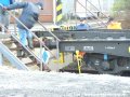 Po příjezdu plošinových vozů k čelní rampě předávací koleje je nutné vyklopit z vozů kolejnice, které po propojení s rampou zajistí přesun vozu Škoda 14T ev.č.9122 na pražské koleje. | 22.3.2007