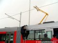 Pantograf vozu Škoda 14T ev.č.9117 je na troleji, můžeme ze střechy dolů. | 27.1.2007