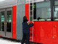 Po vytažení vozu Škoda 14T ev.č.9117 na pražské koleje se nedařilo zdvihnout pantograf, došlo proto k vypnutí napájení troleje nad předávací kolejí, na bok vozu byl upevněn žebřík a pracovník Škody Transportation vylezl na střechu vozu zjistit, v čem je problém. | 27.1.2007