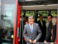 Řidič vozu Škoda 15T ForCity, hlavním povoláním primátor hlavního města Prahy, Pavel Bém, vystupuje z vozu ForCity jako první. Následují radní pro oblast dopravy Radovan Šteiner, ředitel DPP Martin Dvořák, generální ředitel Škody Transportation Tomáš Krsek a šéf projektu vozu 15T ForCity Pavel Tarant. | 17.9.2008