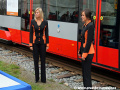 Sličné hostesky pózovaly před vozem. | 17.9.2008