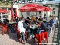 Posoutěžní debatění organizátorů, soutěžících a přihlížejících proběhlo v zahradní restauraci ve vozovně Střešovice