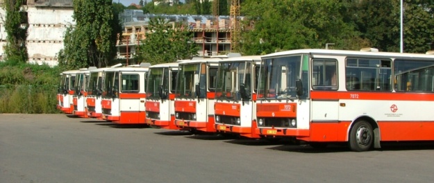 Tzv. malá odstavná plocha garáží Dejvice byla zřízena v letech 1971-1972 v jejich těsné blízkosti a sloužila pro odstavení 45 autobusů. | 16.9.2004