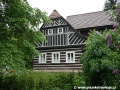 Šaldův statek skrytý za stromy v pohledu ze Zvědavé uličky v Jilemnici | 21.5.2008