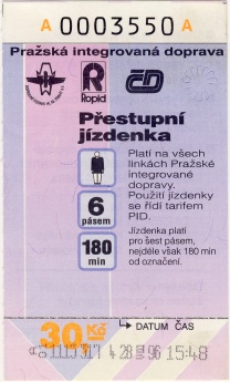 Šestipásmová jízdenka v ceně 30,- Kč byla označena ve čtvrtém pásmu, platila však až do centra Prahy, cestující má na takovou cestu tři hodiny.