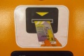 Detail samolepky na označovači, vysvětlující cestujícím, jak označit jízdenku.