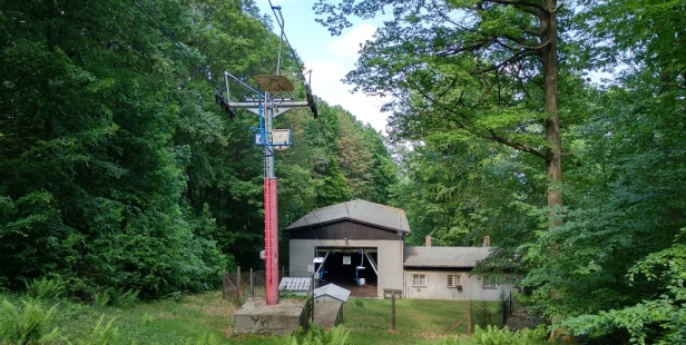 Příjezd do dolní stanice lanové dráhy. | 13.5.2018