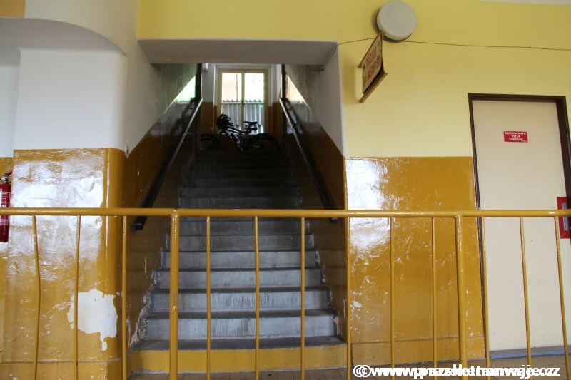 Přístupové schodiště z odbavovací haly k nástupišti dolní stanice lanové dráhy na Komáří Vížku. | 9.7.2012