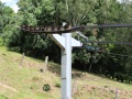Tlačná podpěra č.1 lanové dráhy na Komáři Vížku obsahuje v kladkové baterii pro vratné lano 9 a pro tažné lano 7 kladek vedoucích lano. | 9.7.2012